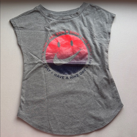 Nike girls 3T short sleeve shirt and shorts outfit - Picture 4 of 6